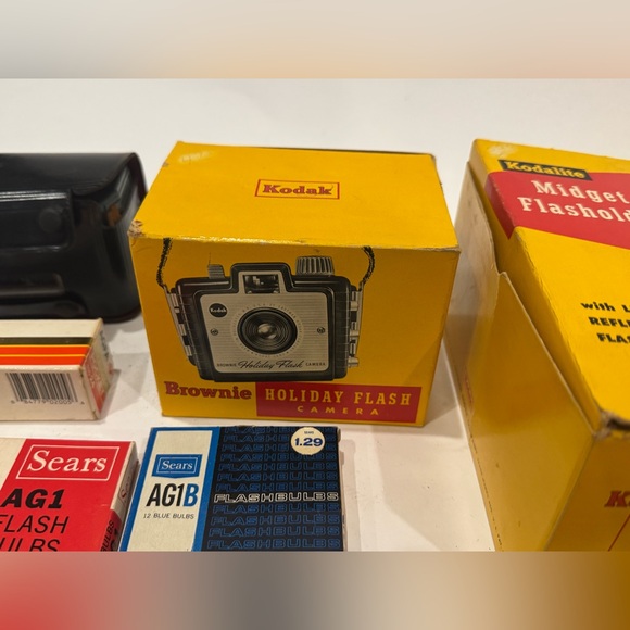 Vintage Hawkeye Instamatic camera and Holiday Flash Camera with accessories. - Picture 6 of 10